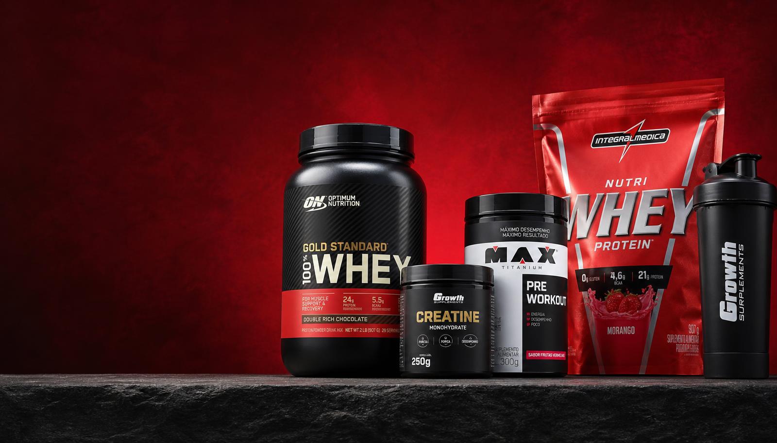 Potes de suplementos e coqueteleira sobre fundo vermelho